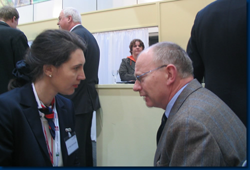 Abstimmungsgespräch waehrend der Buehnenshow des Landes Schleswig-Holstein zur Internationalen Gruenen Woche, Berlin 2006. Links Dr. Anke Feiler-Kramer, rechts Dr. Willi Kramer, im Hintergrund Ministerpraesident Peter Harry Carstensen